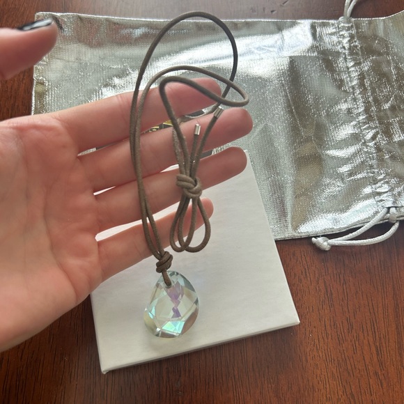 NEW IRIDESCENT GEM WITH BROWN LEATHER NECKLACE - Picture 3 of 3